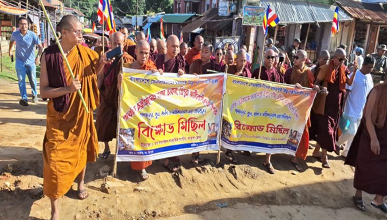 পার্বত্য চট্টগ্রামে সংখ্যালঘুদের উপর হামলার প্রতিবাদে ত্রিপুরার সাব্রুমে বৌদ্ধ ভিক্ষু ও বৌদ্ধ ধর্মাবলম্বীদের মিছিল ও স্মারকলিপি