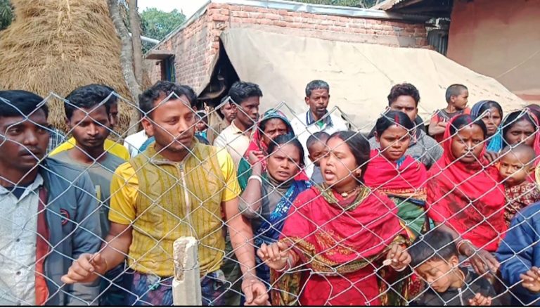 ২৭টি আদিবাসী পরিবারকে কাটাতারের বেড়া দিয়ে বন্দীর করে রাখার অভিযোগ