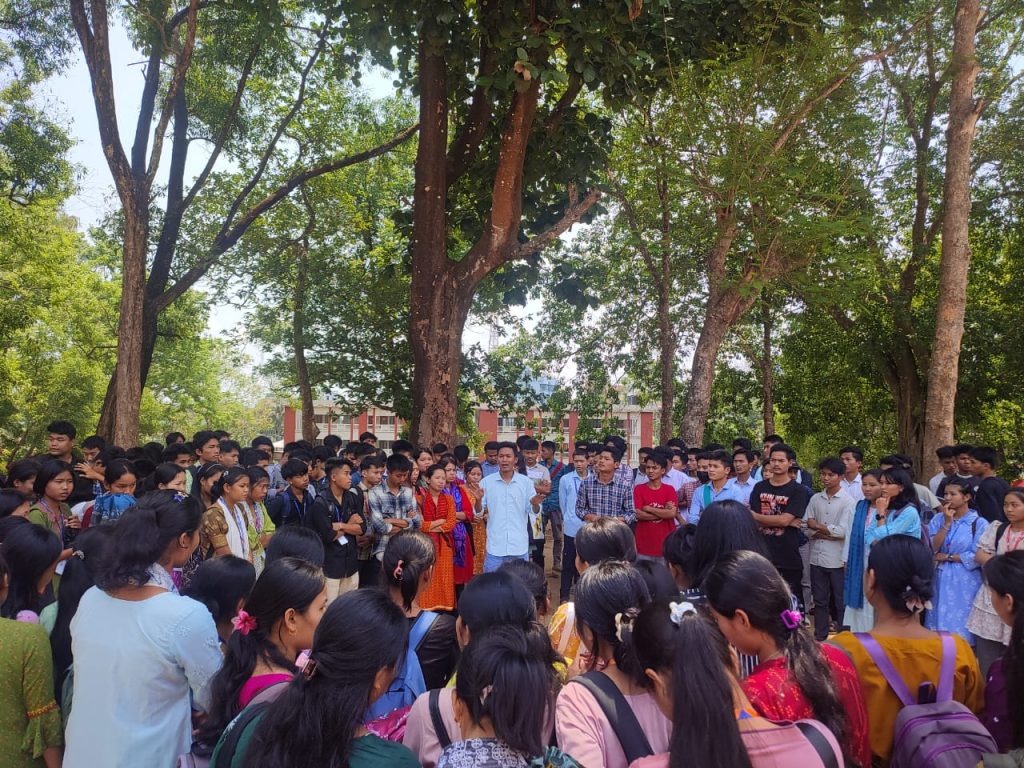 খিয়াং আদিবাসী নারীকে সংঘবদ্ধ ধর্ষণ ও ধর্ষণের পর হত্যার প্রতিবাদে রাঙ্গামাটি সরকারি কলেজে বিক্ষোভ মিছিল ও প্রতিবাদ সমাবেশ করেছে শিক্ষার্থীরা