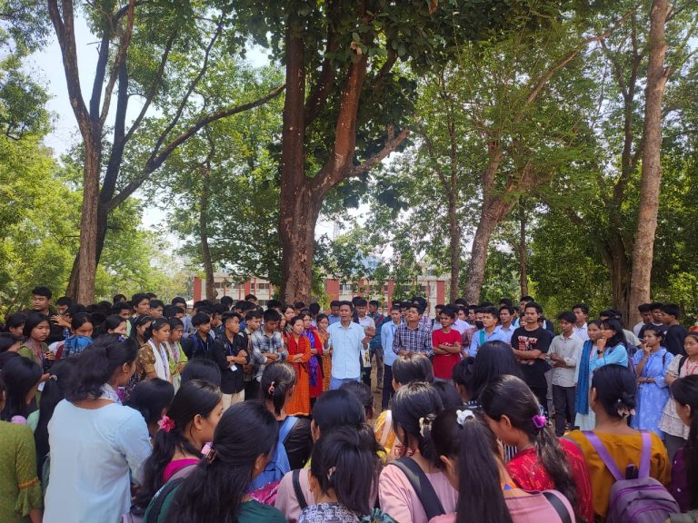 খিয়াং আদিবাসী নারীকে সংঘবদ্ধ ধর্ষণ ও ধর্ষণের পর হত্যার প্রতিবাদে রাঙ্গামাটি সরকারি কলেজে বিক্ষোভ মিছিল ও প্রতিবাদ সমাবেশ করেছে শিক্ষার্থীরা