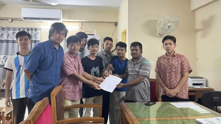 চবিতে ৬০ শতাংশ আসনের দাবিতে অতীশ দীপংকর হল প্রভোস্ট বরাবর বৌদ্ধ ও আদিবাসী শিক্ষার্থীদের স্মারকলিপি