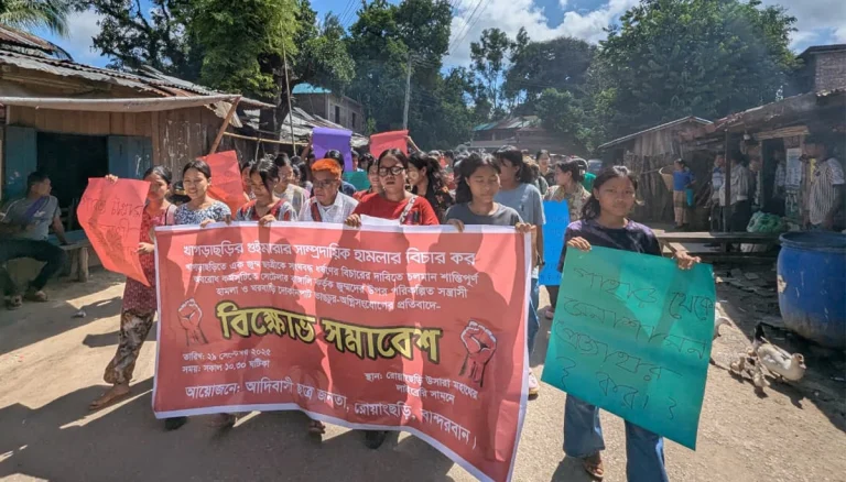 খাগড়াছড়িতে সেনা ও সেটেলার বাঙালি কর্তৃক জুম্মদের সন্ত্রাসী হামলা ও ঘরবাড়ি-দোকানপাটে ভাঙচুর-অগ্নিসংযোগের প্রতিবাদে রোয়াংছড়িতে বিক্ষোভ