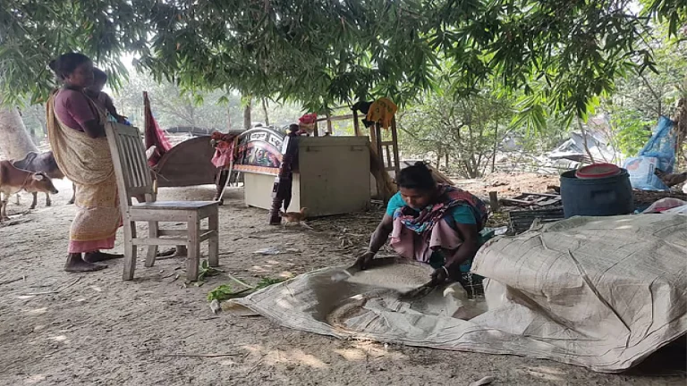 রাজশাহীর গোদাগাড়ীতে ৫ আদিবাসী পরিবারকে উচ্ছেদ, জিনিসপত্র পর্যন্ত সরাতে দেয়া হয়নি