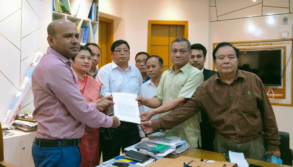 পার্বত্য চুক্তি অনুযায়ী পার্বত্য মন্ত্রণালয় গঠনের দাবীতে প্রধানমন্ত্রীর নিকট পার্বত্য চট্টগ্রামের স্থায়ী অধিবাসীদের স্মারকলিপি প্রদান