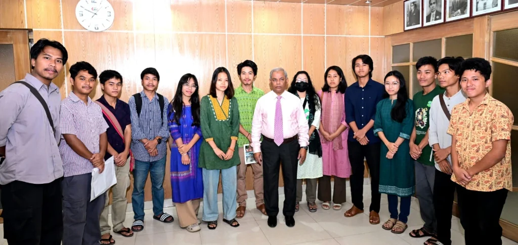 চবিতে আদিবাসীদের প্রধান সামাজিক উৎসবে ৫ দিনের ছুটি ও পরীক্ষা স্থগিতের দাবিতে উপাচার্যকে স্মারকলিপি